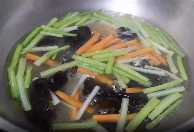 一道簡單的涼拌小菜,三種有營養的食材,簡單幾步,營養好吃