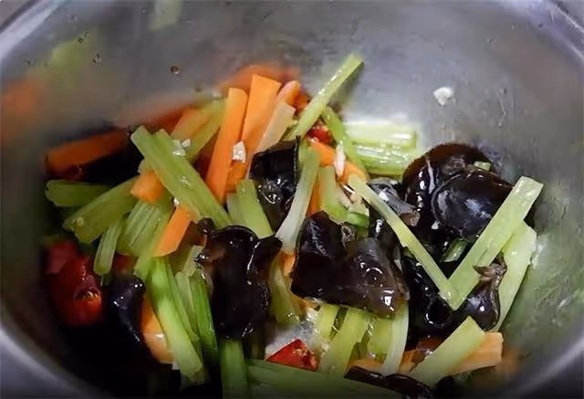 一道簡單的涼拌小菜,三種有營養的食材,簡單幾步,營養好吃