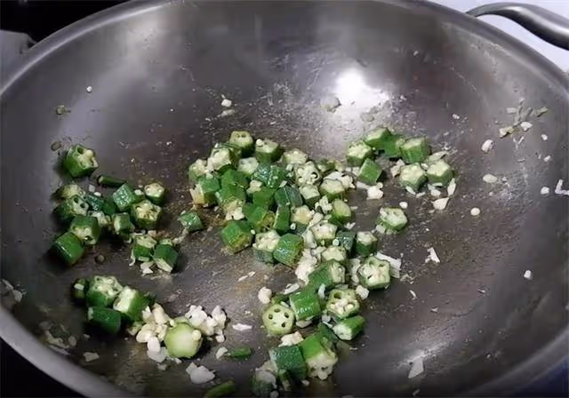 愛吃秋葵的收藏了，秋葵脆嫩，蒜香十足，幾分鐘就做好，真給力