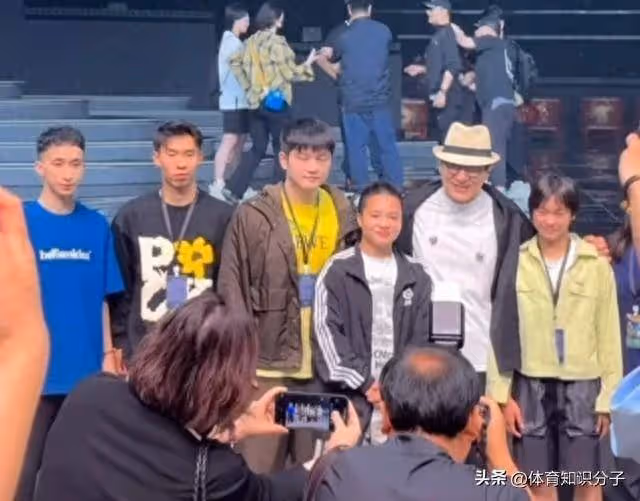 搞笑!成龍握著全紅嬋的手:你是我偶像,紅姐:不不,你是我偶像