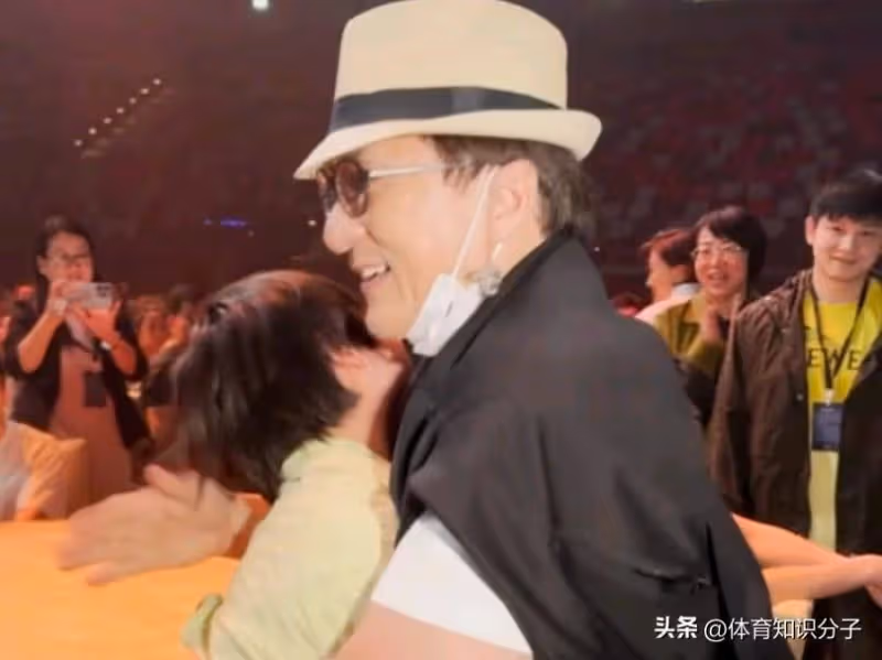 搞笑!成龍握著全紅嬋的手:你是我偶像,紅姐:不不,你是我偶像