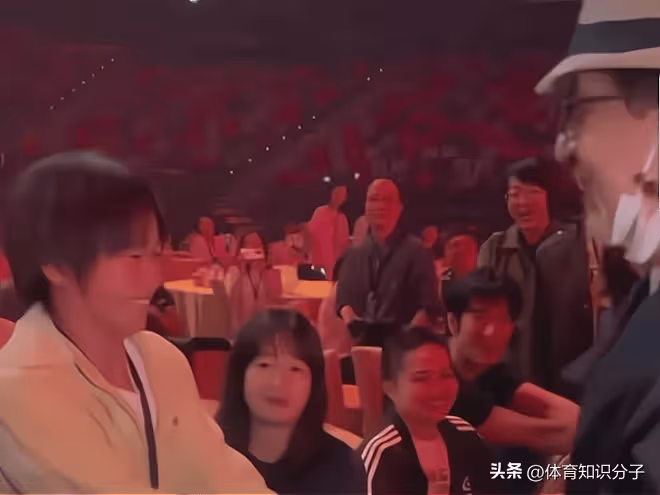 搞笑!成龍握著全紅嬋的手:你是我偶像,紅姐:不不,你是我偶像