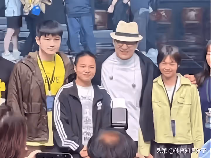 搞笑!成龍握著全紅嬋的手:你是我偶像,紅姐:不不,你是我偶像