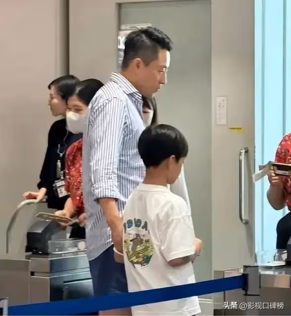 小楊阿姨曬汪小菲開車外出的視頻，疑似只接到女兒，弟弟沒有一起