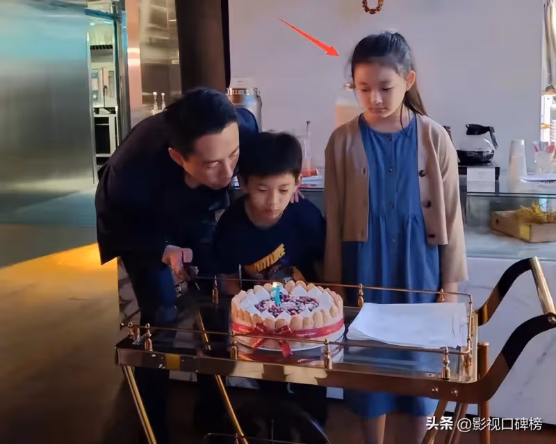 小楊阿姨曬汪小菲開車外出的視頻，疑似只接到女兒，弟弟沒有一起