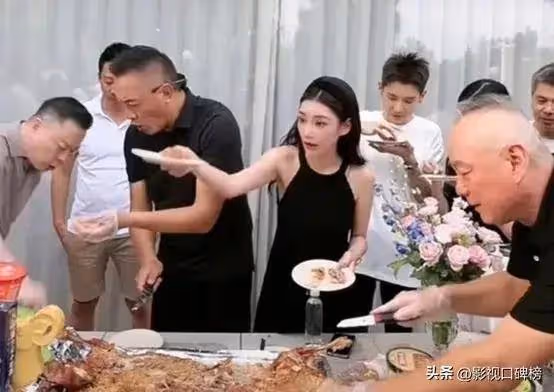 小楊阿姨曬汪小菲開車外出的視頻，疑似只接到女兒，弟弟沒有一起