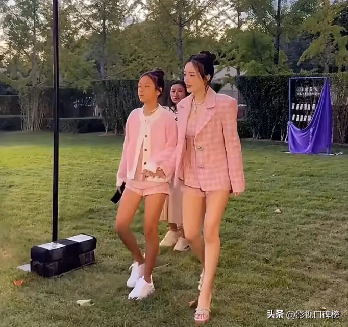 李小璐攜女兒參加堂妹的婚禮，甜馨穿衣風格似媽媽，一雙長腿吸睛