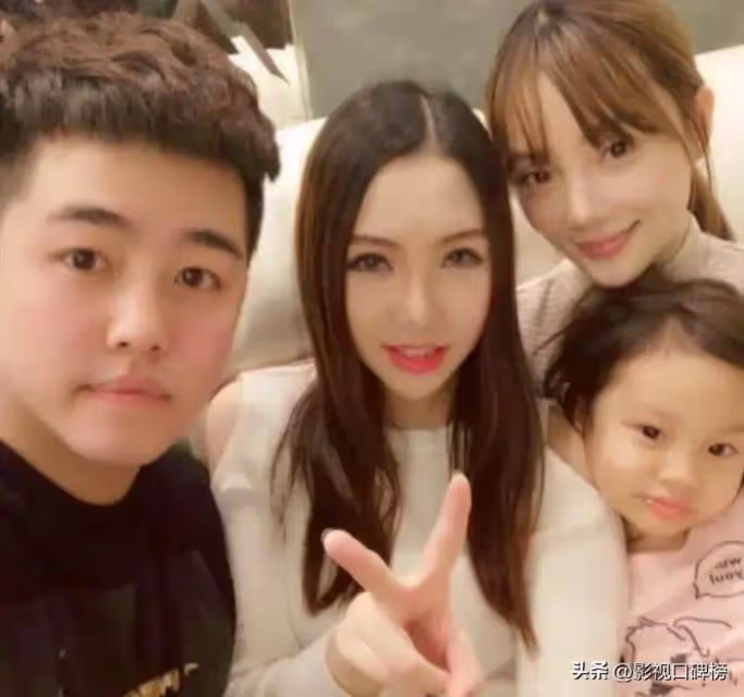 李小璐攜女兒參加堂妹的婚禮，甜馨穿衣風格似媽媽，一雙長腿吸睛
