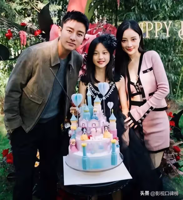 李小璐攜女兒參加堂妹的婚禮，甜馨穿衣風格似媽媽，一雙長腿吸睛