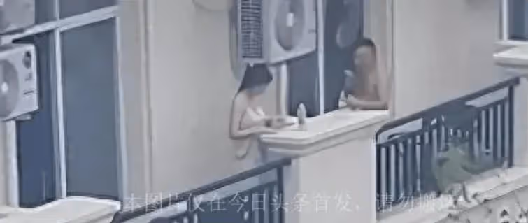 女子陽台「打撲克」被鄰居偷拍引熱議!網友:太不道德了!