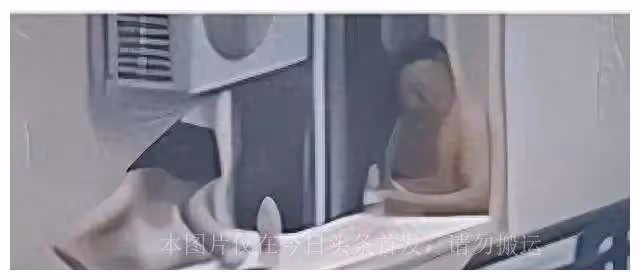 女子陽台「打撲克」被鄰居偷拍引熱議!網友:太不道德了!