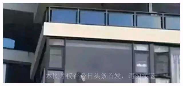 女子陽台「打撲克」被鄰居偷拍引熱議!網友:太不道德了!