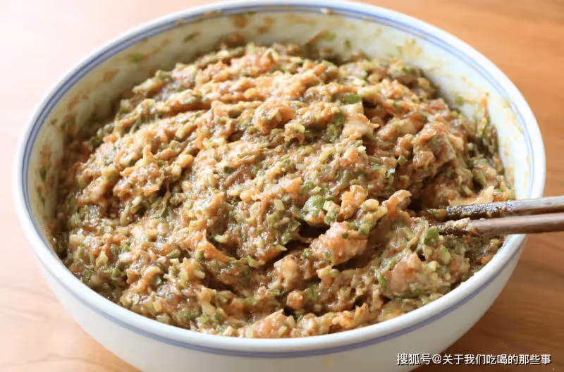 肉餡怎麼調才「又香又嫩」?做好4點,肉餡鮮嫩多汁,噴香好吃