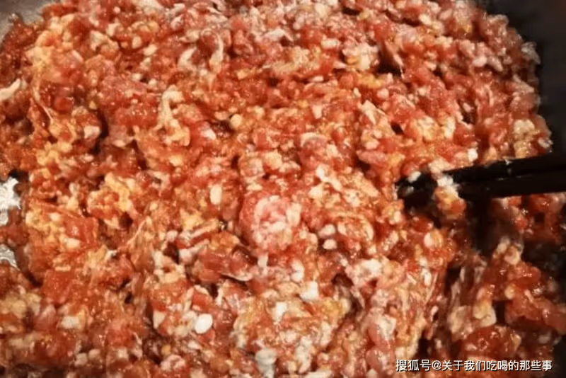 肉餡怎麼調才「又香又嫩」?做好4點,肉餡鮮嫩多汁,噴香好吃