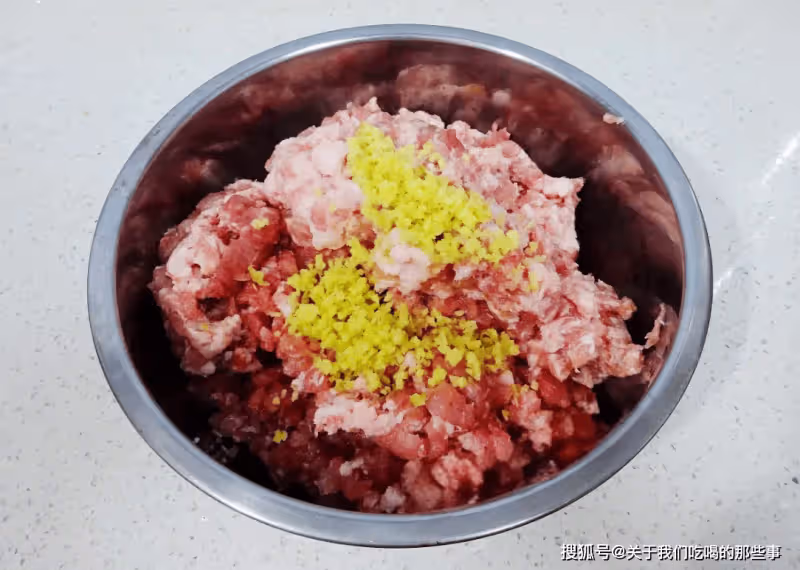 肉餡怎麼調才「又香又嫩」?做好4點,肉餡鮮嫩多汁,噴香好吃