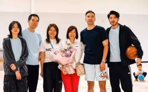 高以翔40歲冥誕,媽媽建球場悼念兒子,墓地和事發地擺滿鮮花