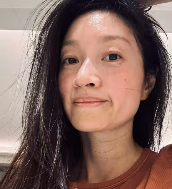 朱亞文妻子素顏送女兒上學,額前滿是白髮!仍被誇美的不可方物