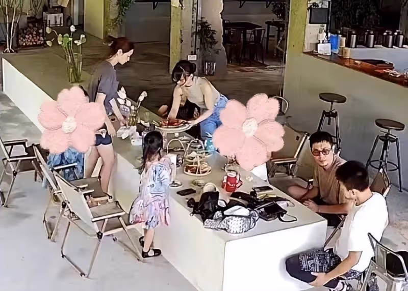朱亞文妻子素顏送女兒上學,額前滿是白髮!仍被誇美的不可方物
