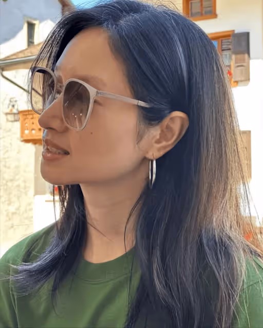 朱亞文妻子素顏送女兒上學,額前滿是白髮!仍被誇美的不可方物