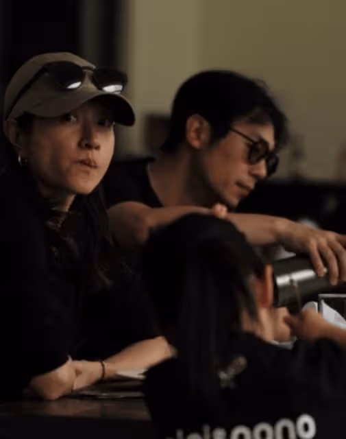 朱亞文妻子素顏送女兒上學,額前滿是白髮!仍被誇美的不可方物