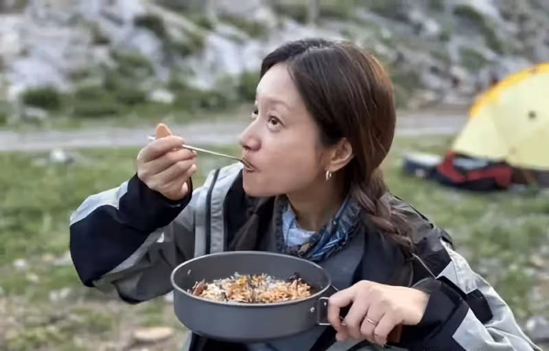 朱亞文妻子素顏送女兒上學,額前滿是白髮!仍被誇美的不可方物