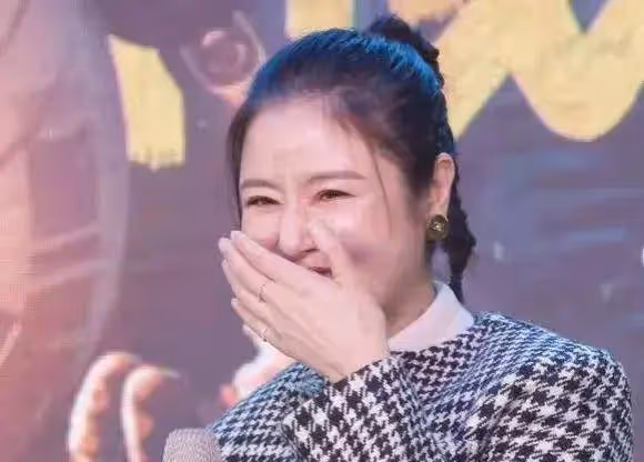 林心如最新活動美照,大方聊女兒皮膚嫩的水靈靈,48歲依然顯年輕