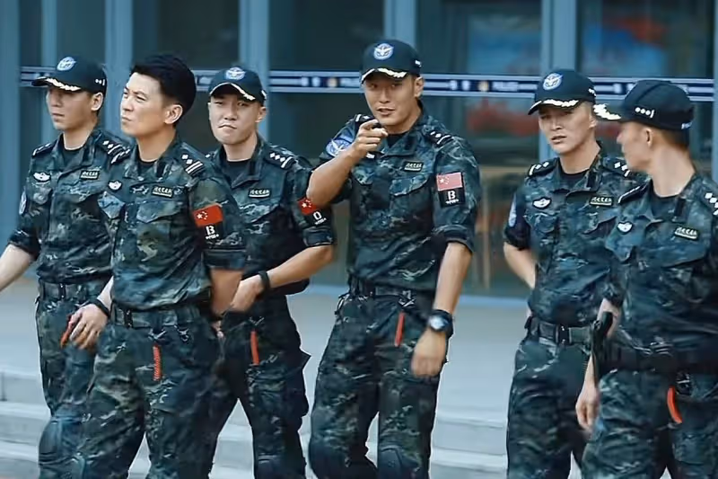本以為是爛劇,沒想到出奇精彩,這部軍旅劇看上癮了