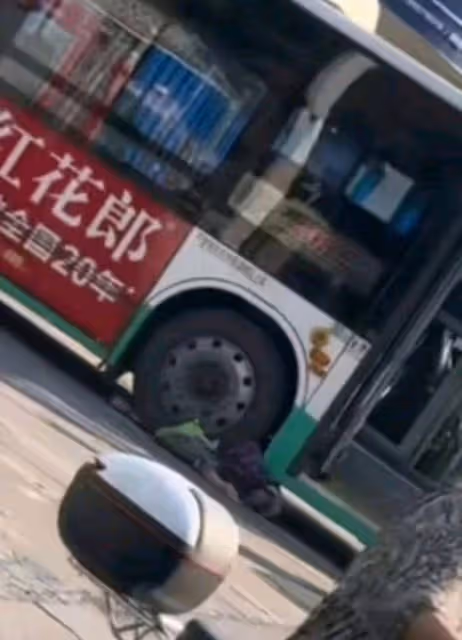 網傳湖北武漢一公交車撞倒老人，老人被捲入車輪下方，官方回應