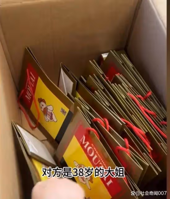 女子被家政偷50多瓶茅台,發現時只剩一堆空紙殼,對方態度氣人