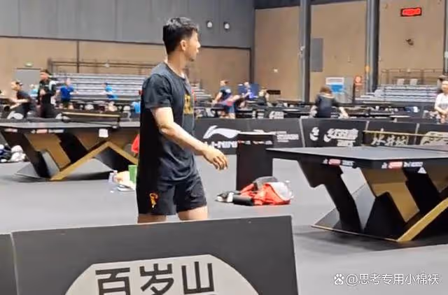 國乒適應場地:馬龍與王楚欽黑衣黑褲出鏡,還有同款標誌性笑容