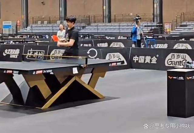 國乒適應場地:馬龍與王楚欽黑衣黑褲出鏡,還有同款標誌性笑容