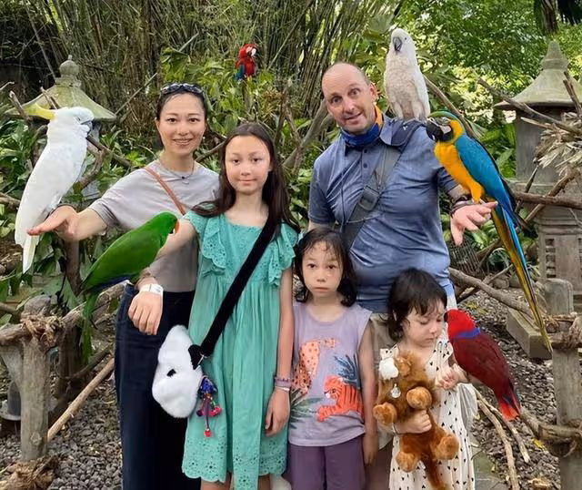 回顧:上海25歲空姐嫁大10歲德國大叔,生3個女兒,不要房子彩禮