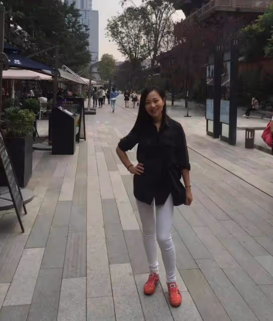 回顧:上海25歲空姐嫁大10歲德國大叔,生3個女兒,不要房子彩禮