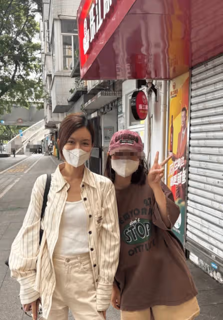 文詠珊一家被偶遇,和老公很恩愛,夫妻倆當街擼狗畫面友愛又好笑