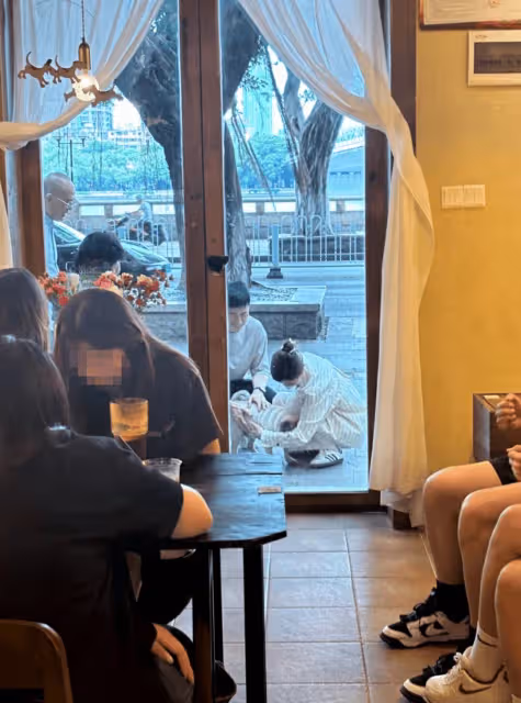 文詠珊一家被偶遇,和老公很恩愛,夫妻倆當街擼狗畫面友愛又好笑