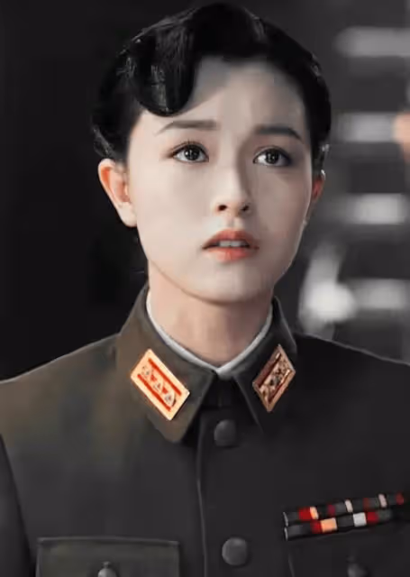 文詠珊一家被偶遇,和老公很恩愛,夫妻倆當街擼狗畫面友愛又好笑