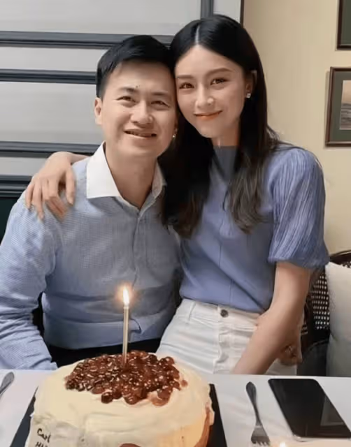 文詠珊一家被偶遇,和老公很恩愛,夫妻倆當街擼狗畫面友愛又好笑