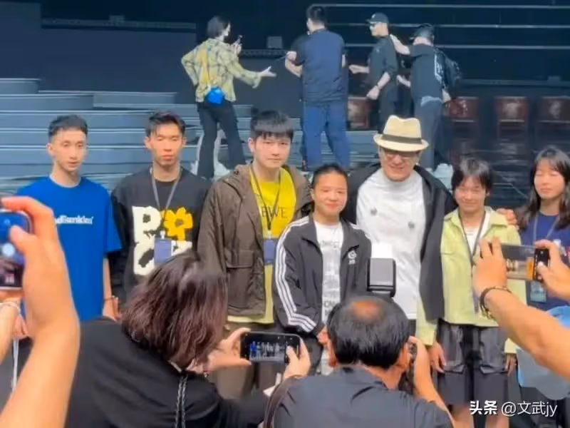 張譯跟胡歌炫耀!我加到全紅嬋的微信了,胡歌的回覆太好笑!