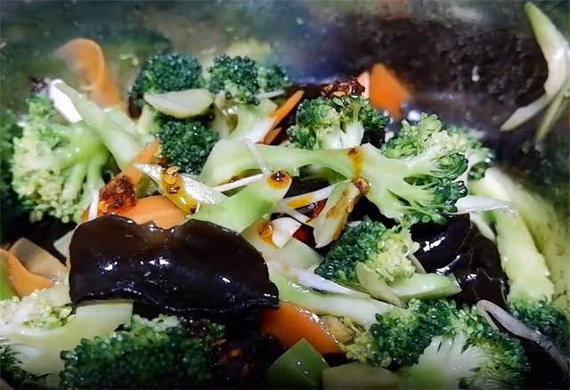 簡單好吃的一道涼拌西蘭花,清淡爽口有營養,做法很簡單,收藏了