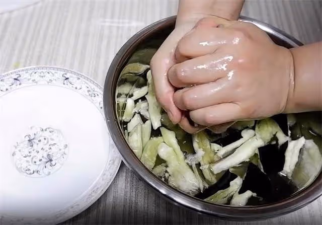 非常好吃的醬爆茄子,家庭版做法,濃香下飯又好吃,先收藏起來