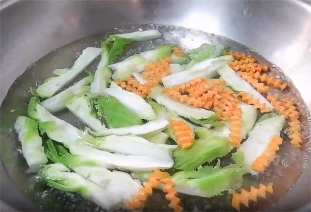 簡單易做的白灼兒菜，清香鮮嫩有營養，兒菜白灼起來也是超好吃