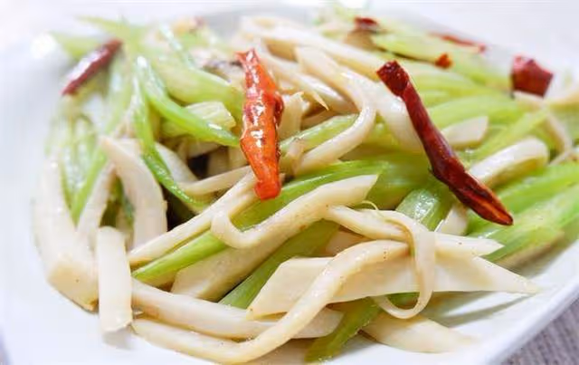 用芹菜和杏鮑菇做一道素菜，脆嫩鮮香又有營養，家常做法簡單易學