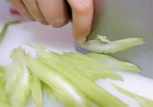 用芹菜和杏鮑菇做一道素菜，脆嫩鮮香又有營養，家常做法簡單易學