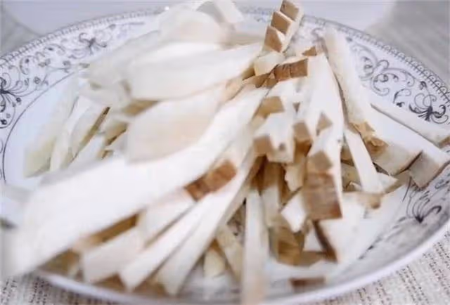 用芹菜和杏鮑菇做一道素菜，脆嫩鮮香又有營養，家常做法簡單易學