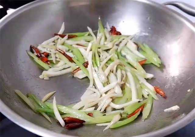 用芹菜和杏鮑菇做一道素菜，脆嫩鮮香又有營養，家常做法簡單易學