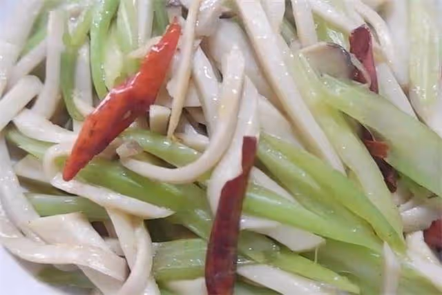 用芹菜和杏鮑菇做一道素菜，脆嫩鮮香又有營養，家常做法簡單易學