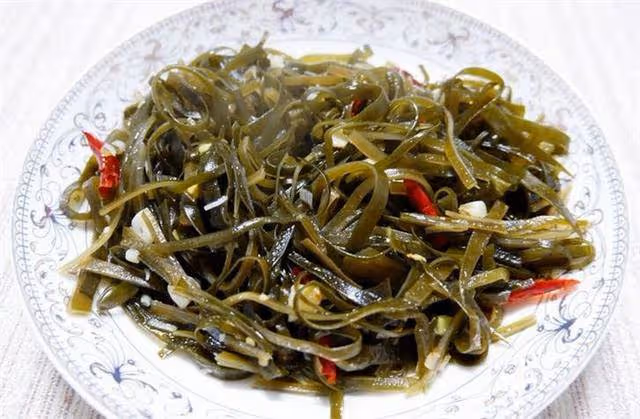 一道簡單的快手菜，醋溜海帶絲，營養健康又好吃，吃著還挺香的