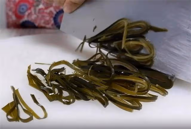一道簡單的快手菜，醋溜海帶絲，營養健康又好吃，吃著還挺香的