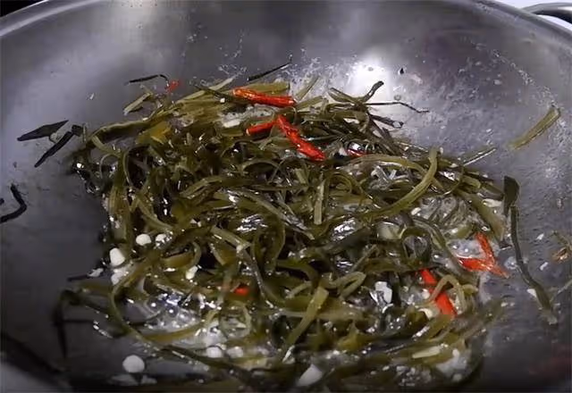 一道簡單的快手菜，醋溜海帶絲，營養健康又好吃，吃著還挺香的