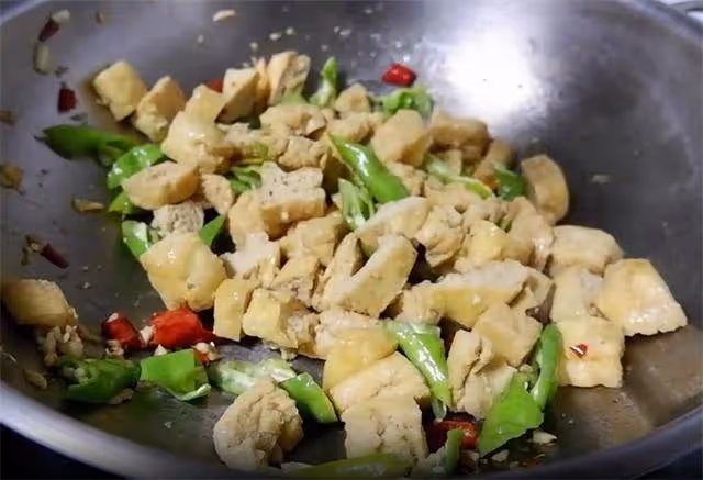 簡單易做的家常菜,油豆泡新吃法,微辣咸香,滿滿的湯汁真給力
